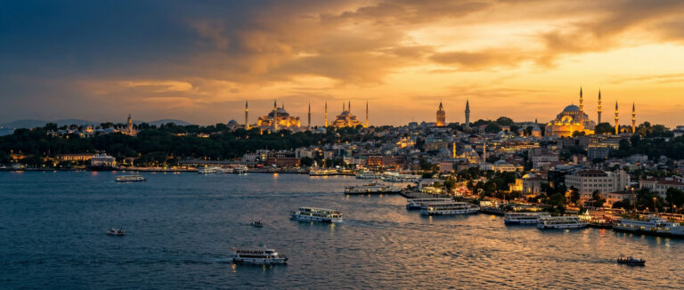 Vista panorámica de las costas de Estambul y su silueta histórica